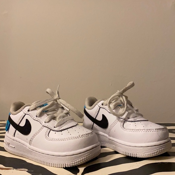 White nike sneakers - Picture 1 of 2
